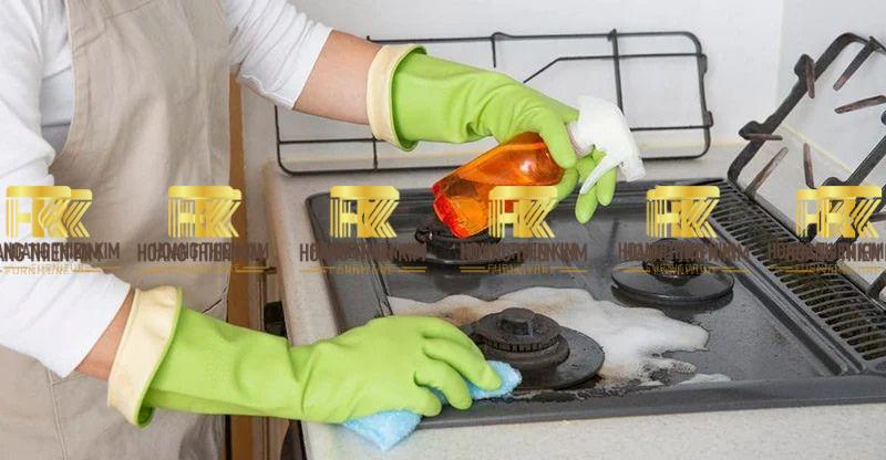 Vệ sinh mặt bếp của bếp ga công nghiệp
