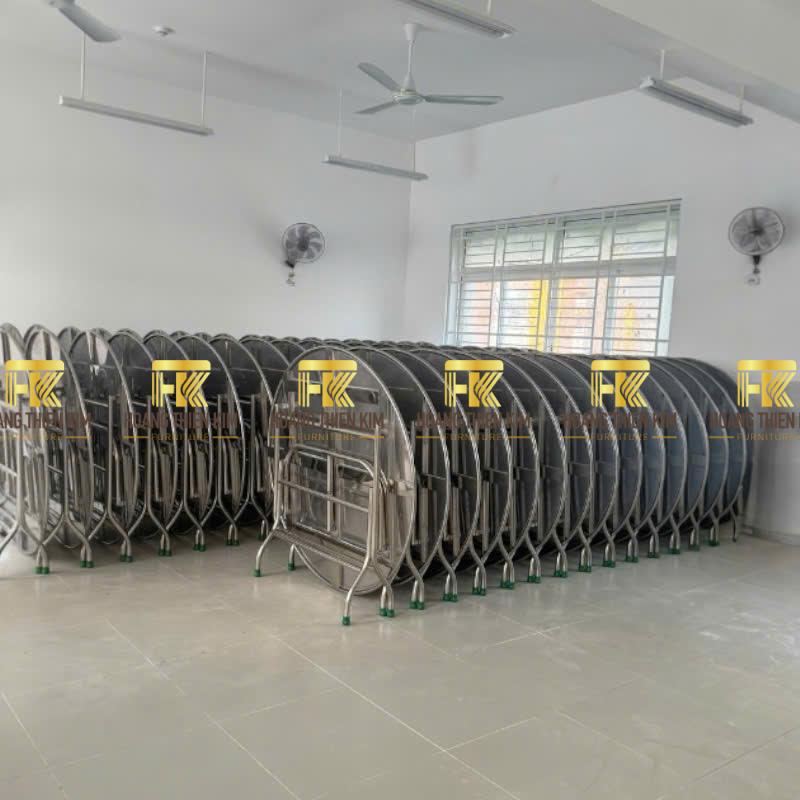 Hình ảnh thực tế bàn sơ chế inox 1m4 lắp đặt tại quán ăn